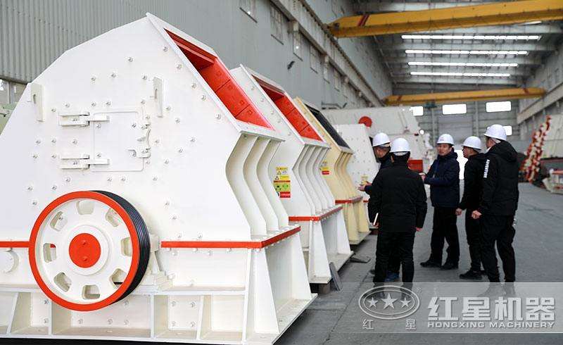 大型錘破機展示，客戶參觀現場