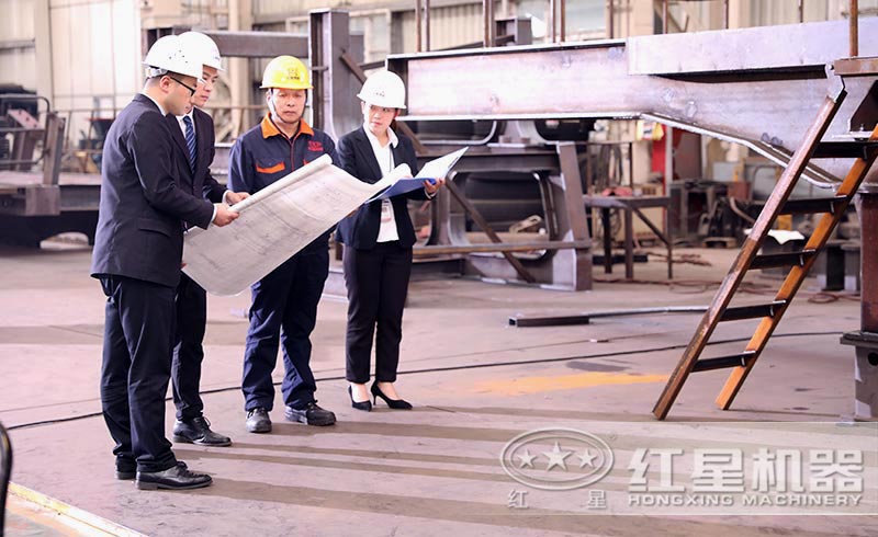 技術(shù)人員為客戶(hù)介紹不同制沙機(jī)的特點(diǎn)，以及價(jià)格分析