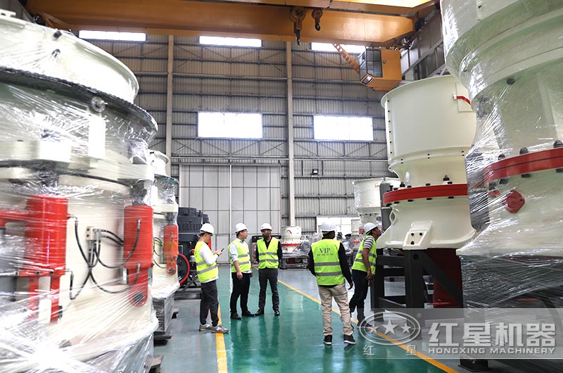 客戶(hù)來(lái)到設(shè)備生產(chǎn)車(chē)間實(shí)地考察