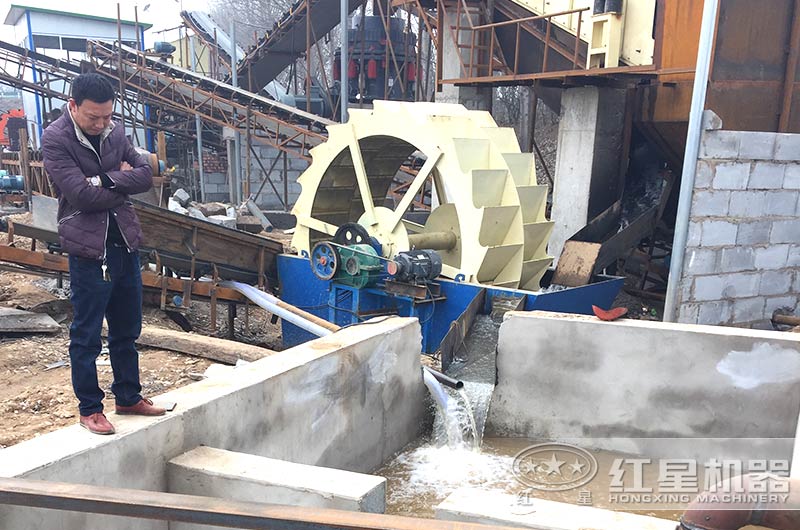 洗砂現(xiàn)場(chǎng)，建設(shè)沉淀池