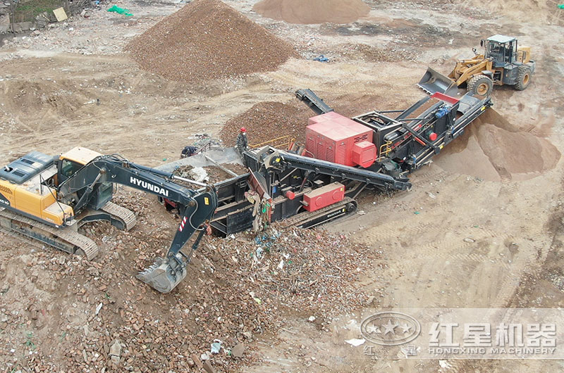 履帶式破碎機(jī)破碎建筑垃圾現(xiàn)場(chǎng)