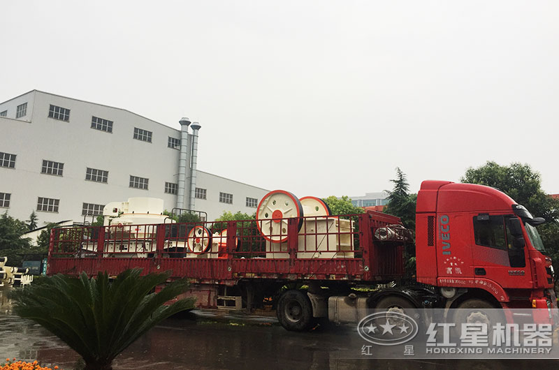 整套750碎石生產(chǎn)線設備裝車發(fā)貨中